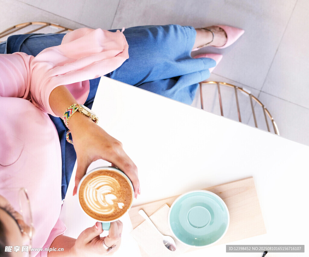 女子惬意享受咖啡时光