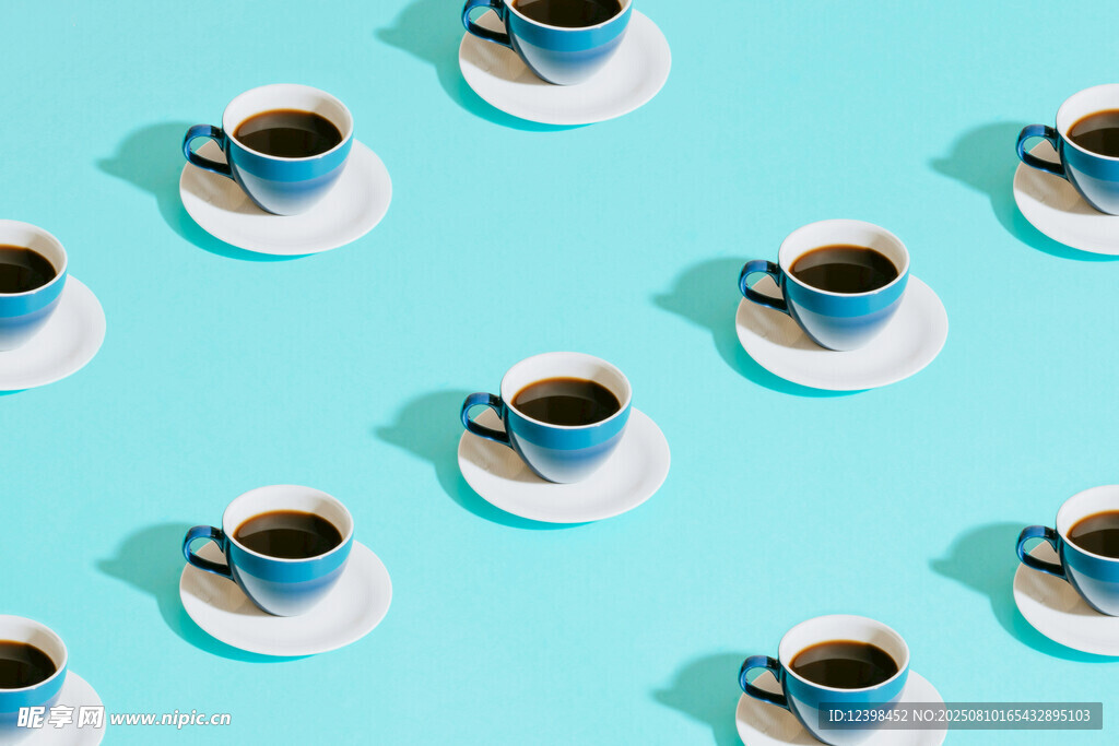蓝底排列的咖啡杯图案