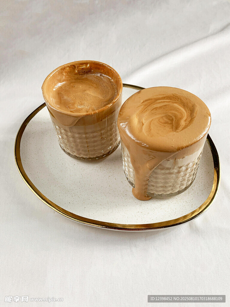 两杯精致咖啡置于盘上