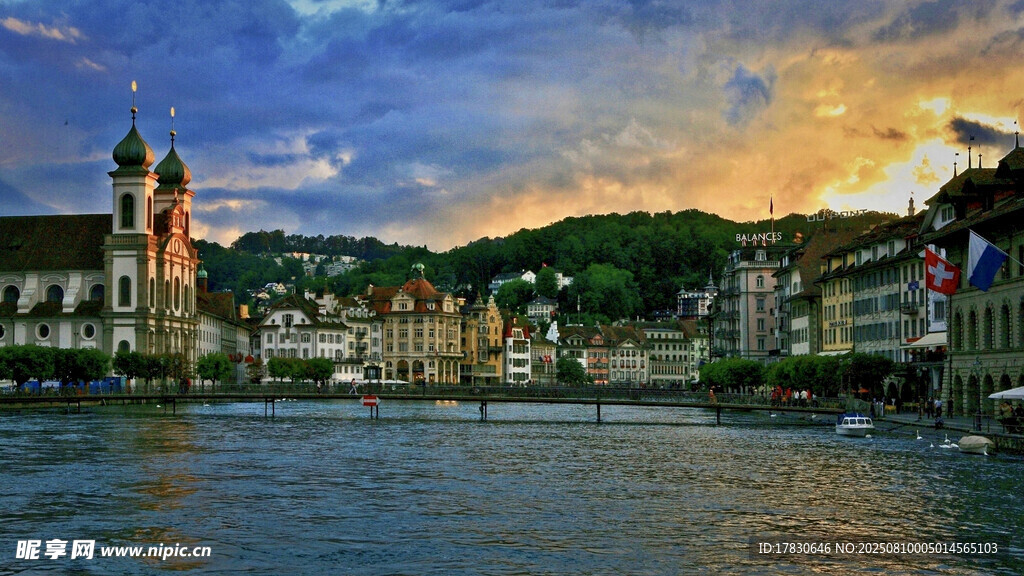 河畔城市黄昏美景