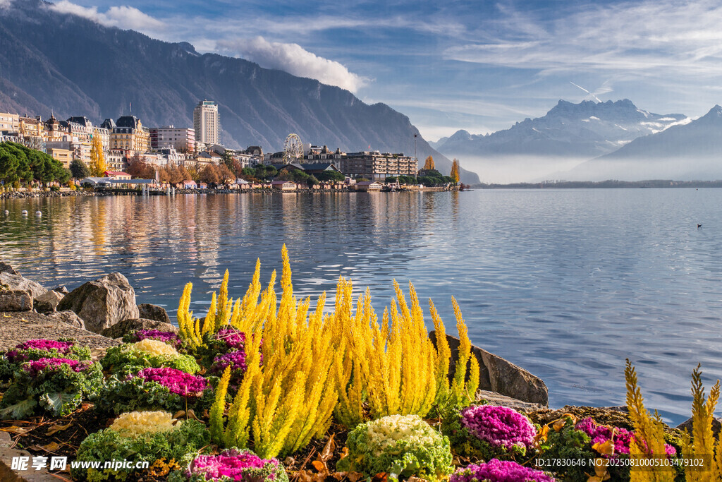 湖畔繁花与远处山城美景