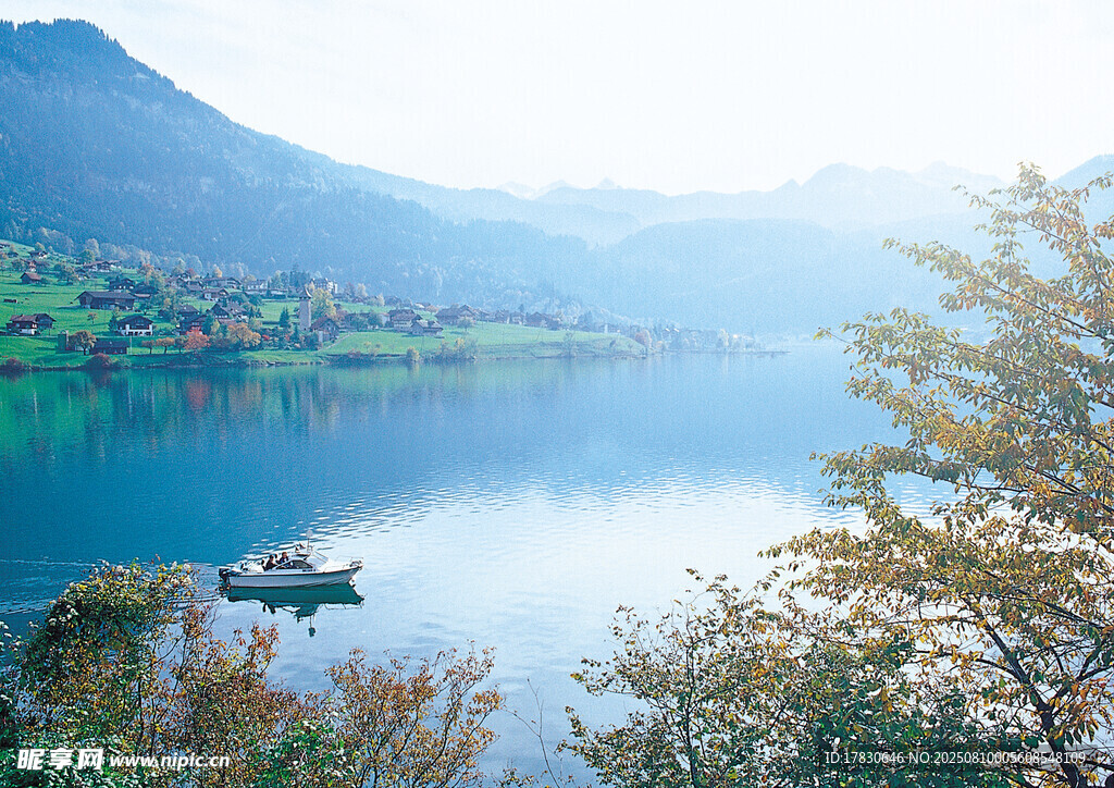 湖畔山水间的静谧小船