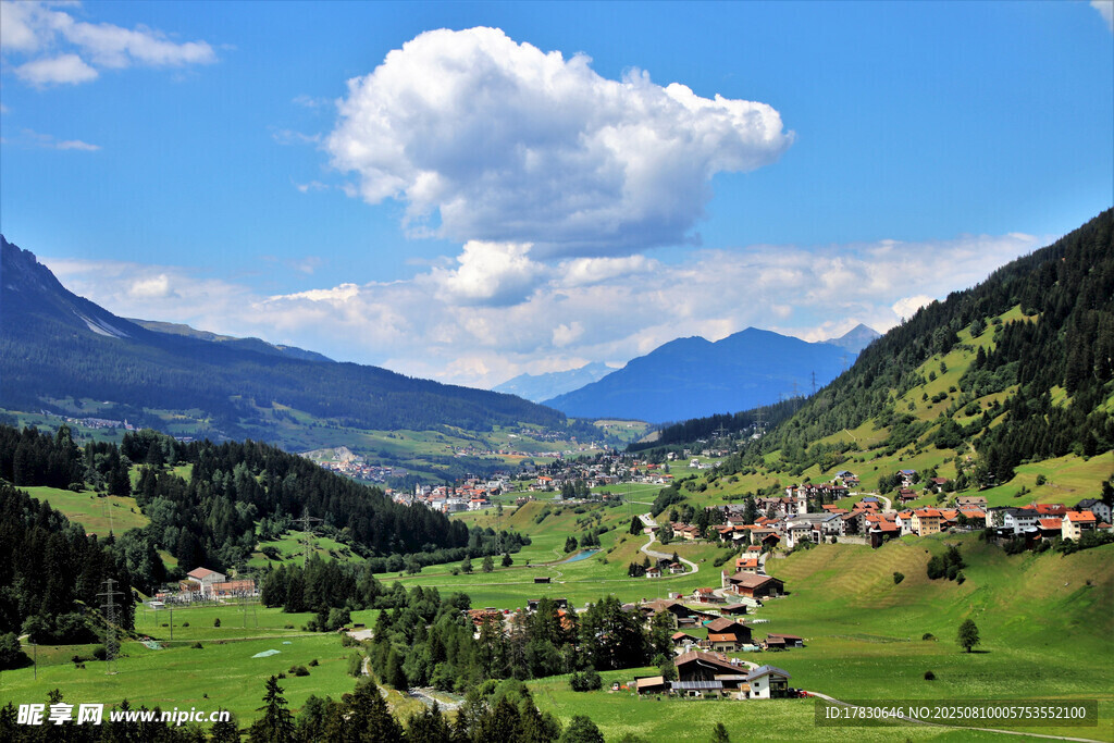 山间绿野中的宁静村落