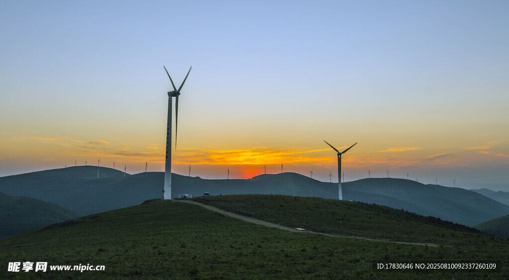 日落山丘上的风力发电机组