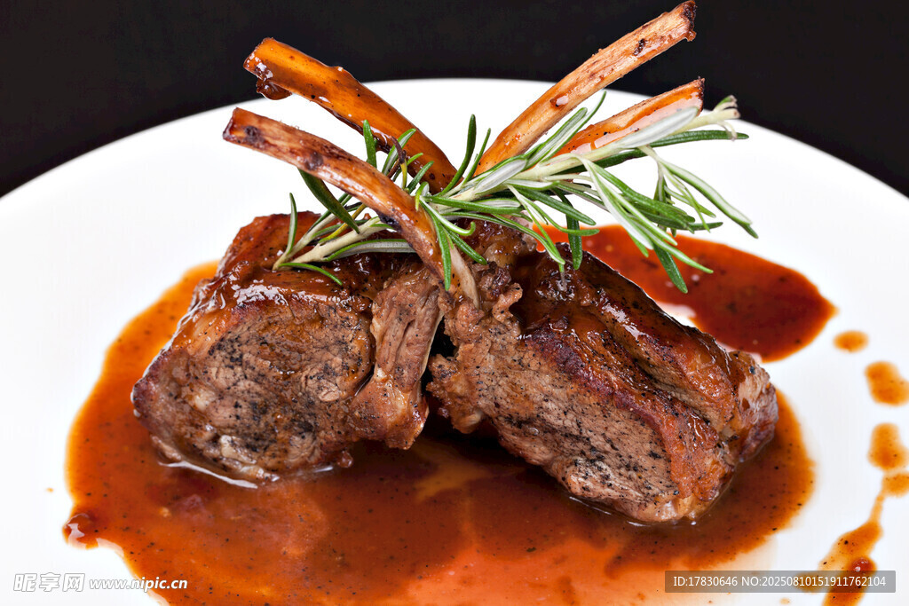 香煎羊排配迷迭香与酱汁
