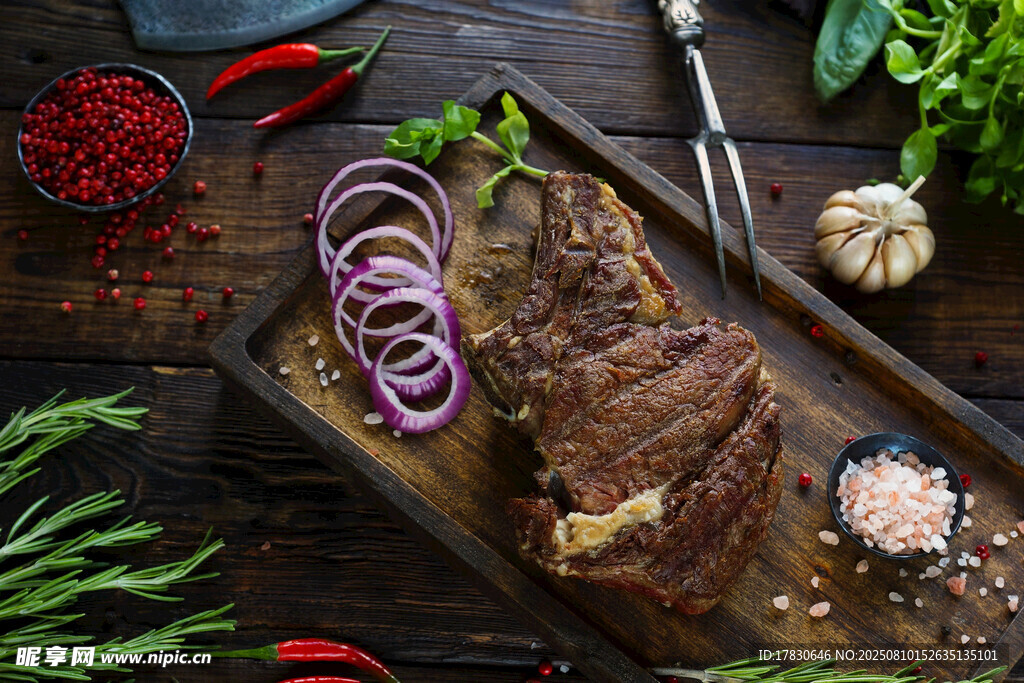 美味烤牛排搭配多样食材