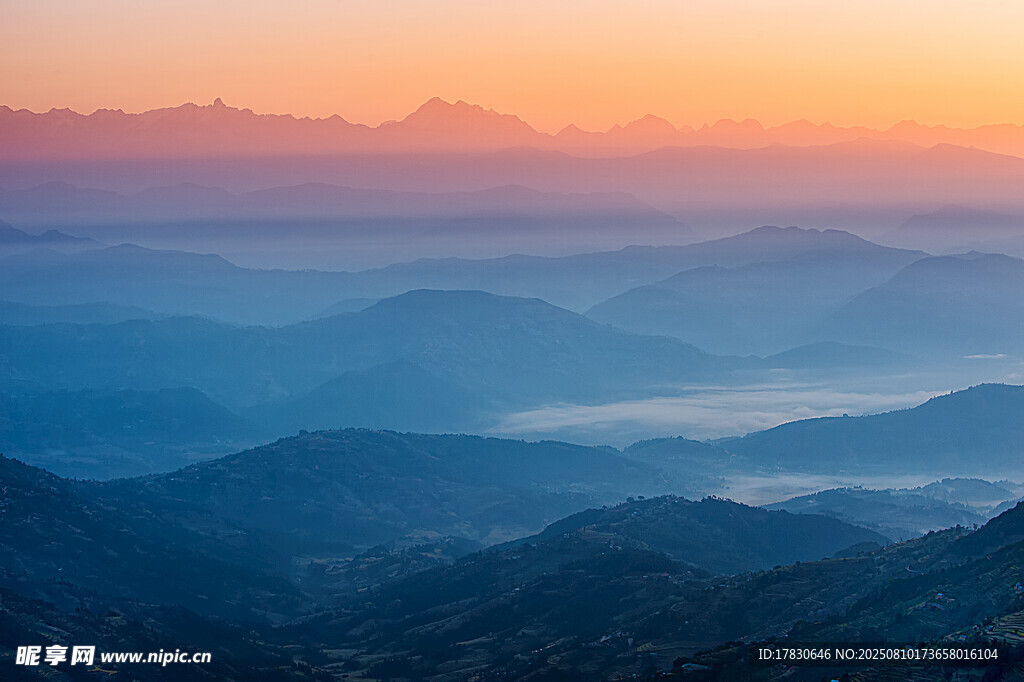 日出下的层峦叠嶂美景