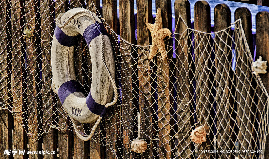 海边围栏上的救生圈装饰