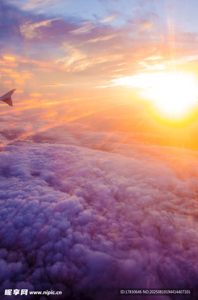 云端之上的壮丽日出景象