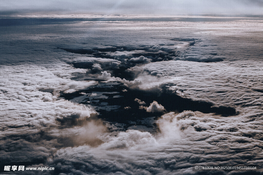 高空俯瞰云海中的沟壑