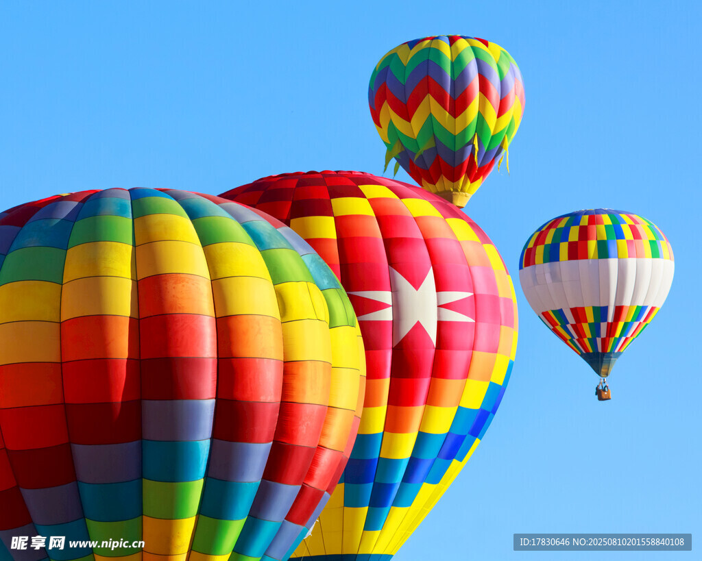 多彩热气球翱翔蓝天