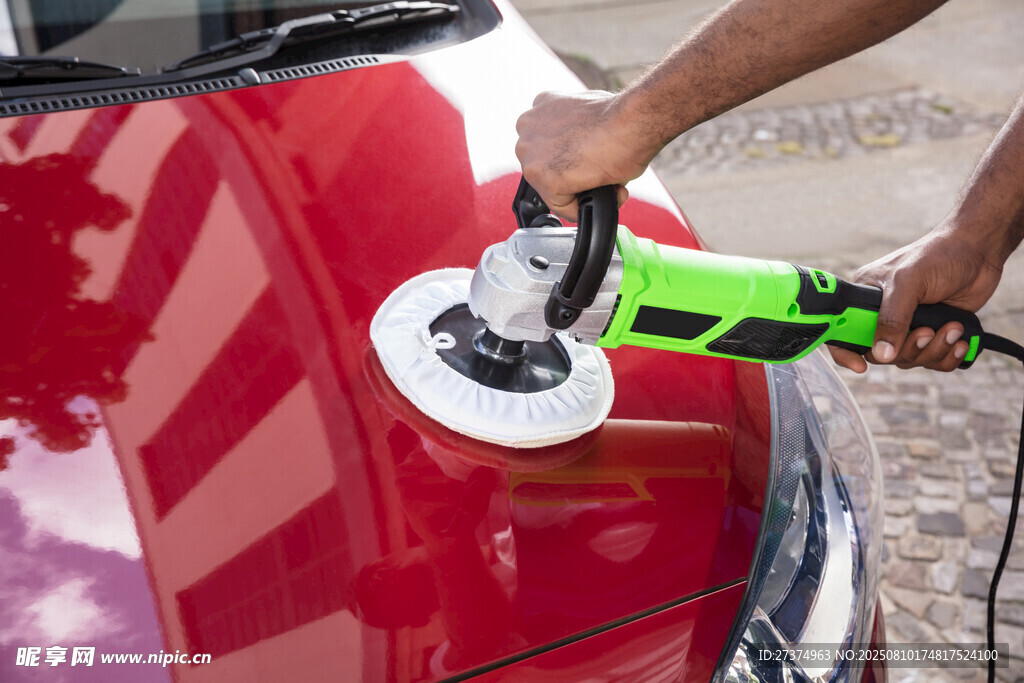 汽车抛光作业场景