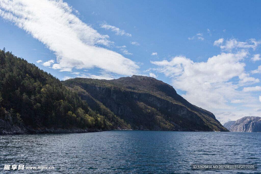 壮丽山水间的辽阔蓝色水域