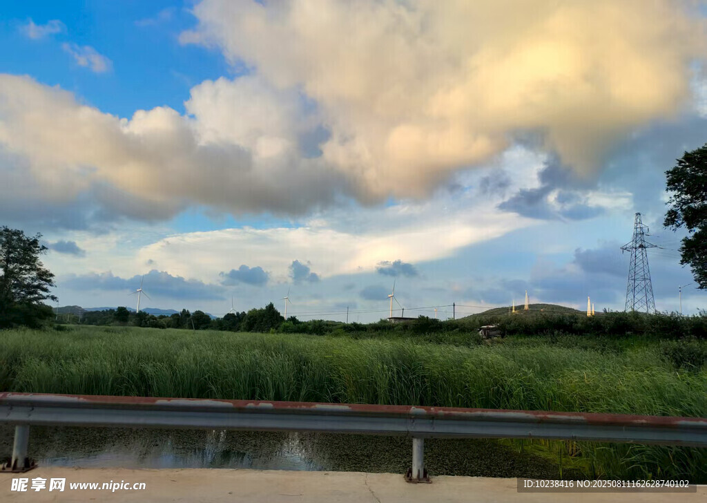 蓝天 白云 风车 芦苇 小河 