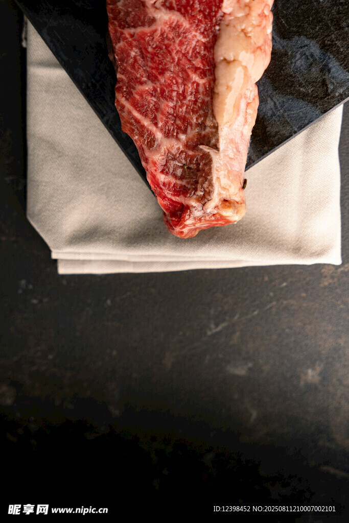 新鲜牛排置于黑白包装上