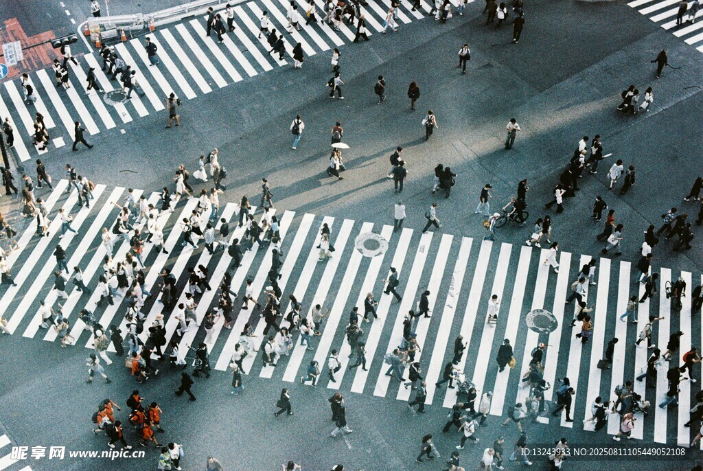 城市繁忙十字路口行人景象