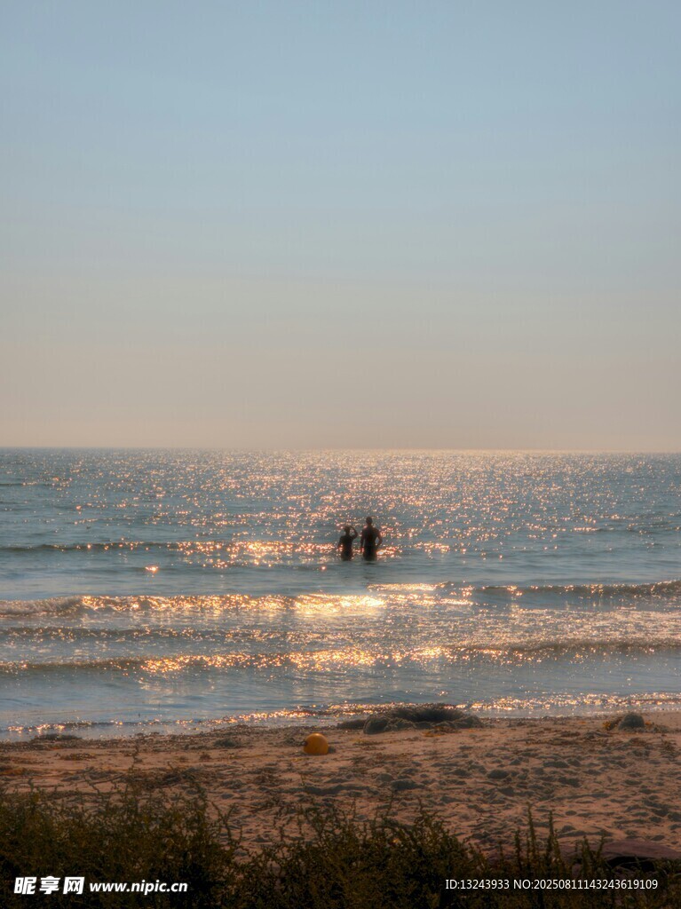 夕阳海边漫步的浪漫时刻