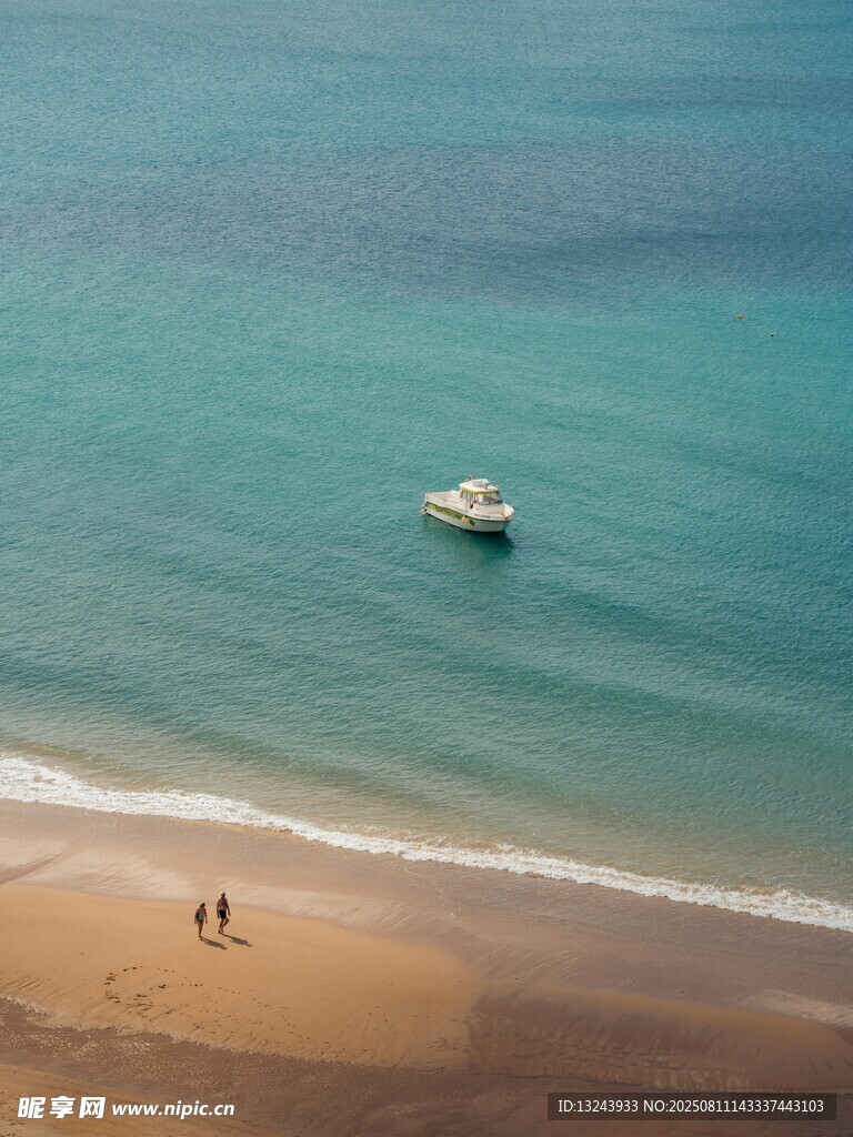 海边沙滩上的小船与人