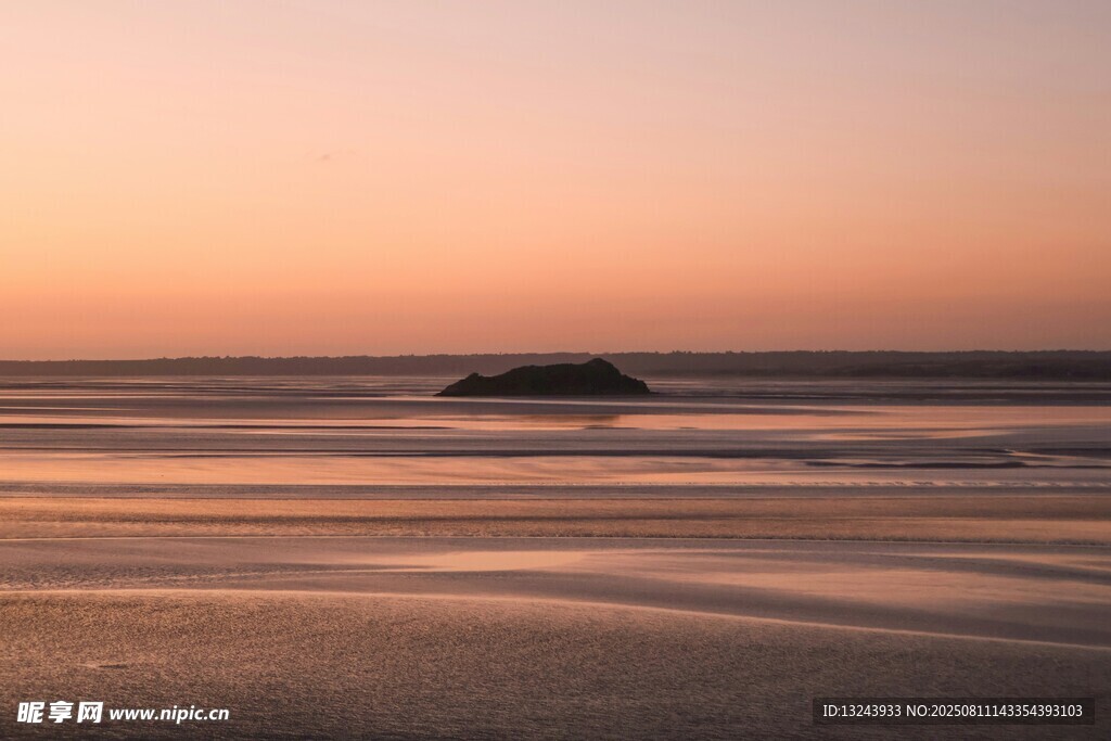 夕阳下的静谧海滩美景