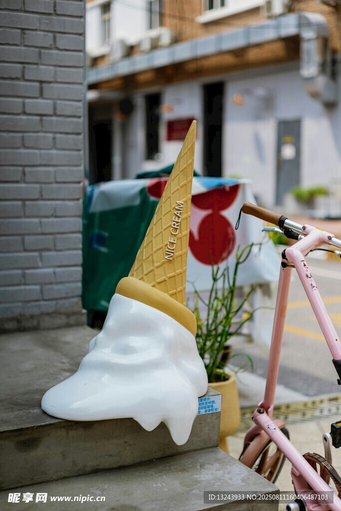 街头创意雕塑与绿植景观