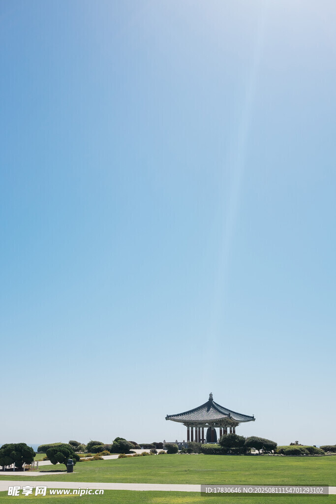 蓝天绿地中的古典建筑