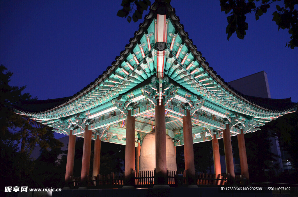 夜晚中的传统中式亭阁