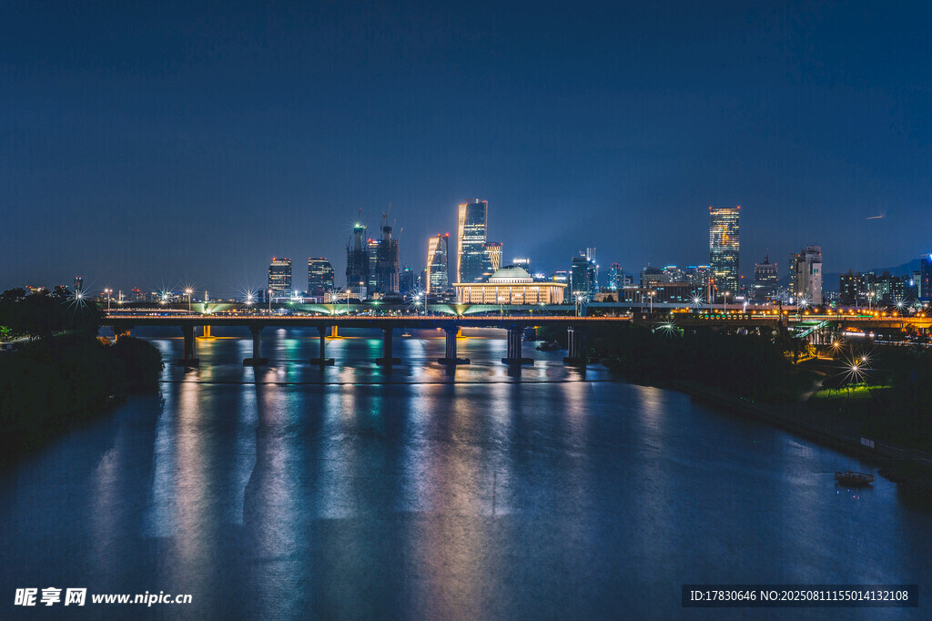 城市河畔璀璨夜景