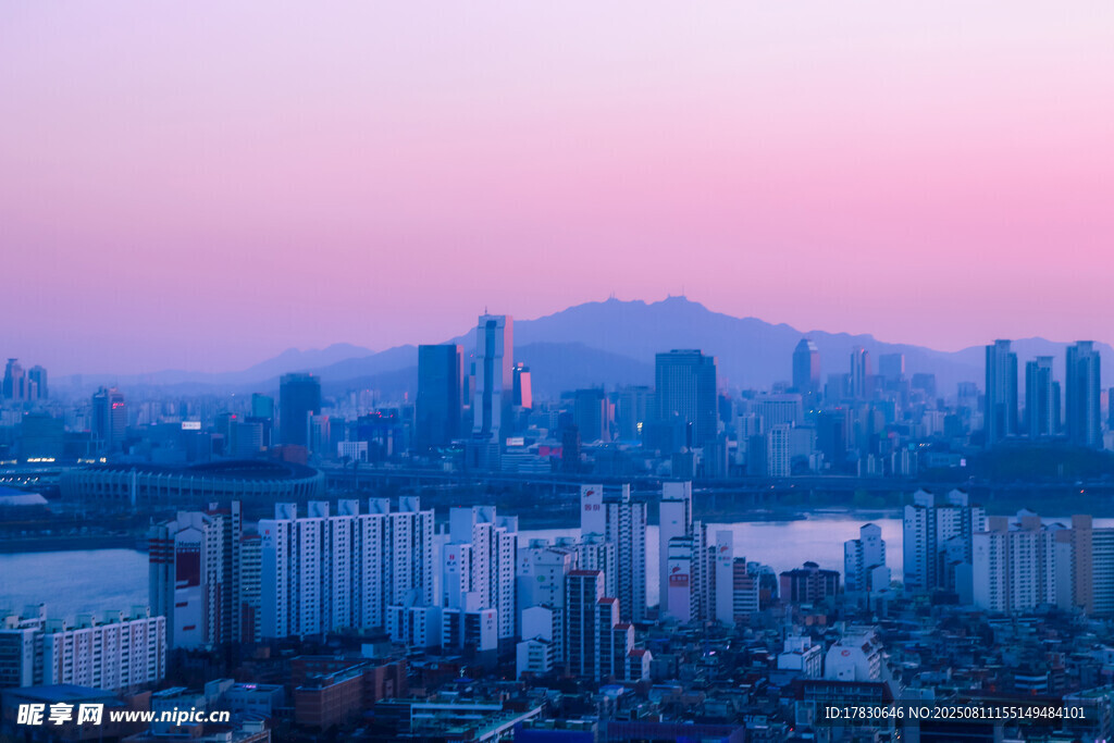 城市黄昏天际线美景