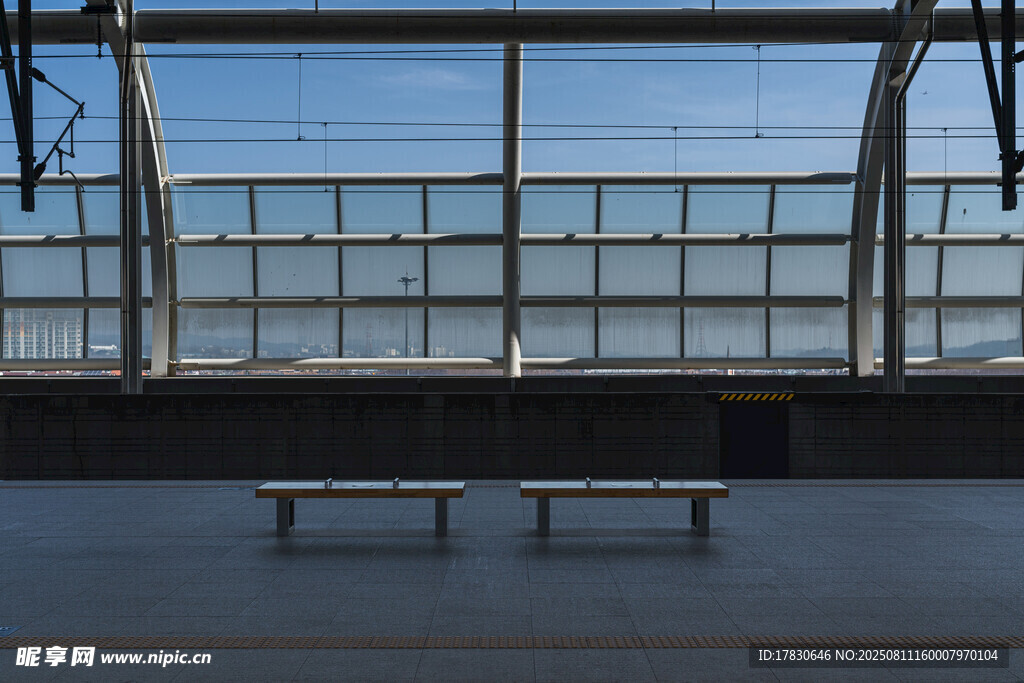 室内玻璃窗前的长凳