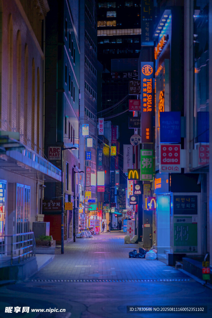 霓虹闪烁的静谧城市小巷