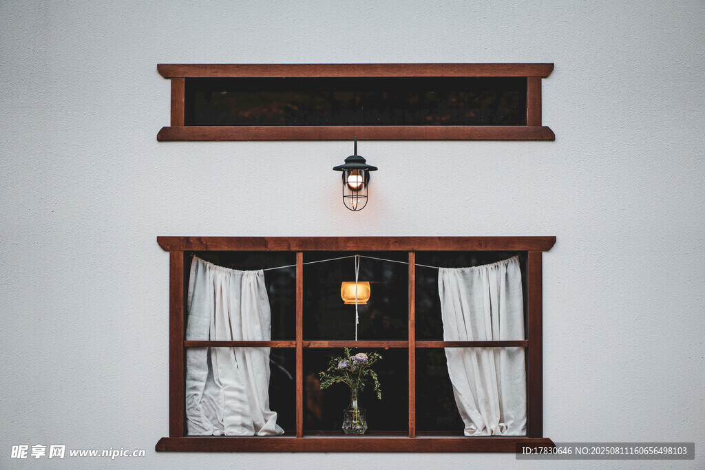 复古木质窗户与壁灯装饰