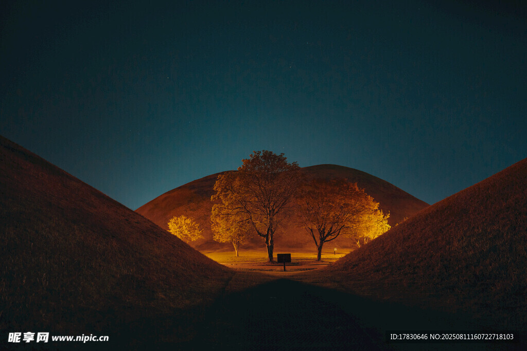 夜幕下的山丘洞穴景象