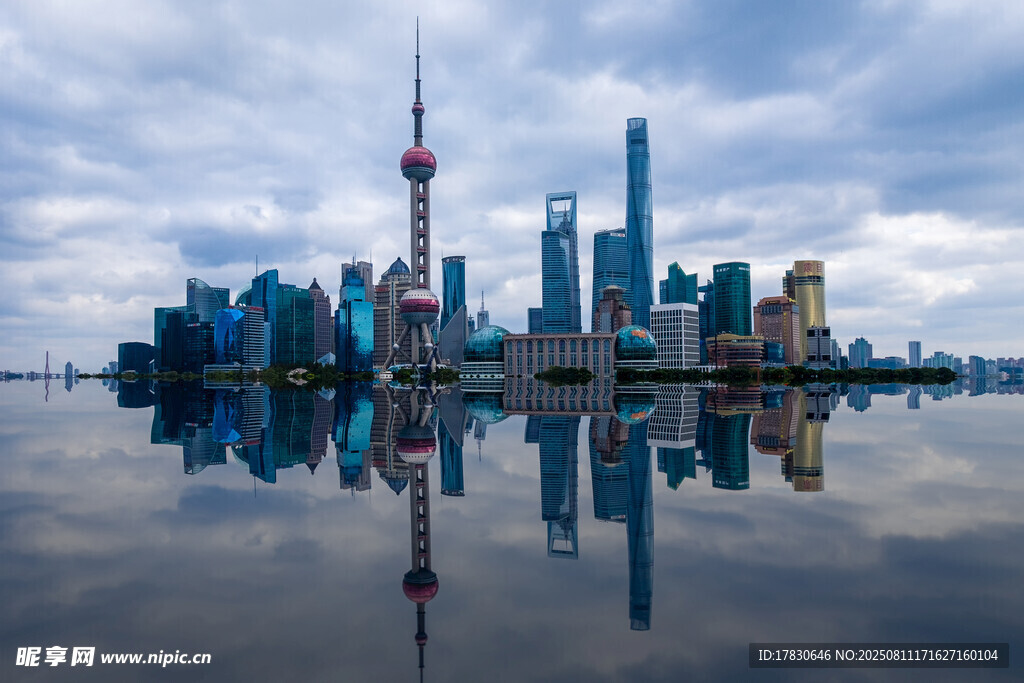 上海外滩天际线美丽倒影