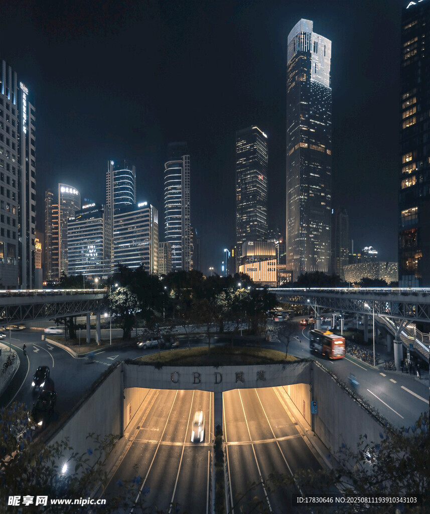 城市夜景下的开阔露天场地