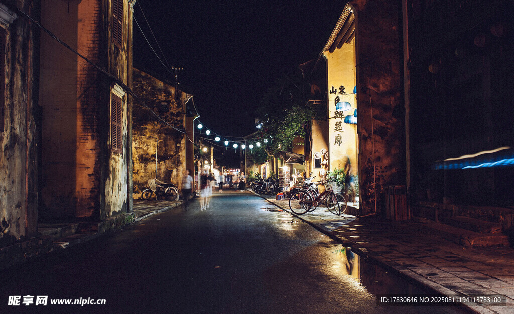 夜晚街道的静谧灯光景象