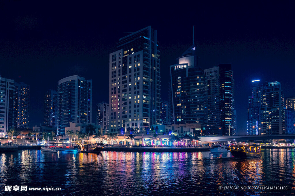 城市夜景中的璀璨滨水风光