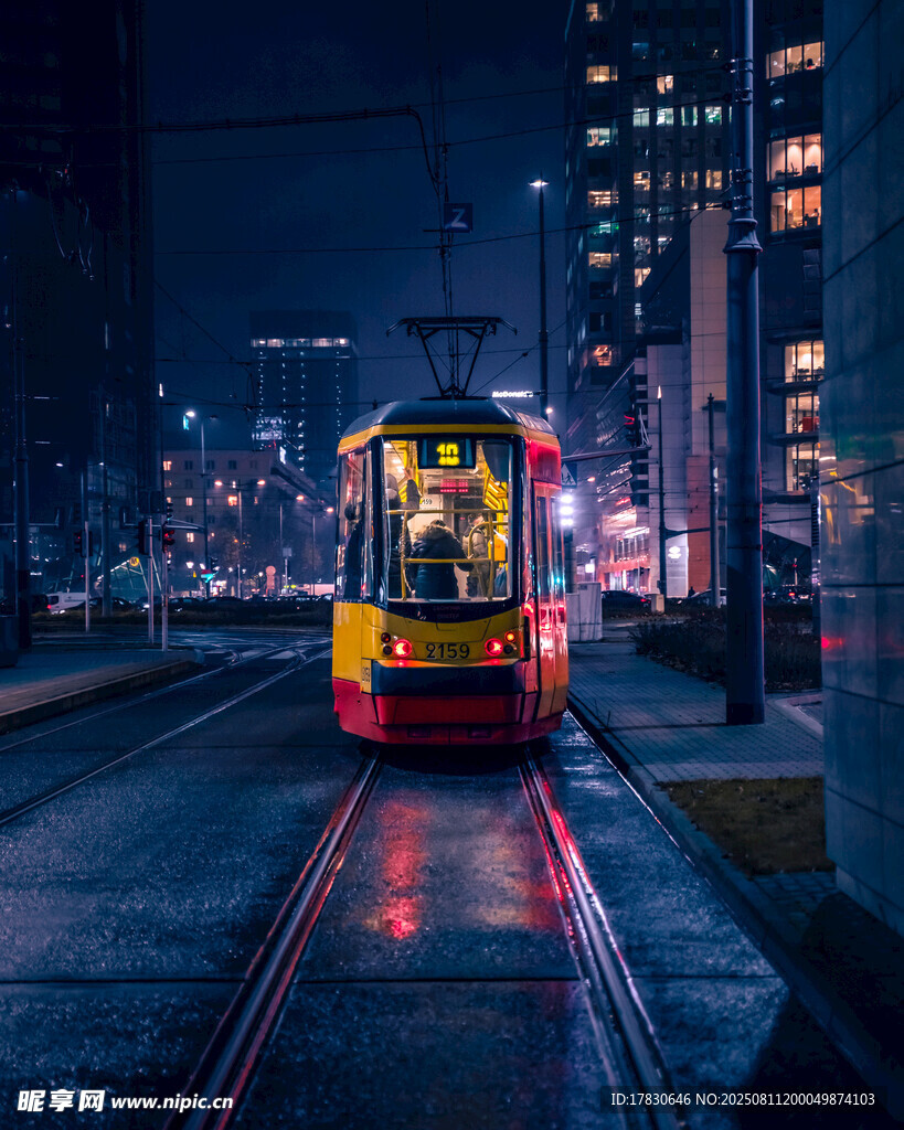 夜晚城市中的有轨电车