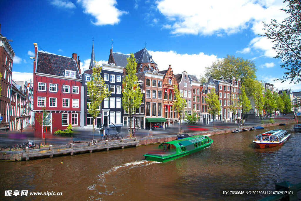 阿姆斯特丹河畔多彩建筑风光