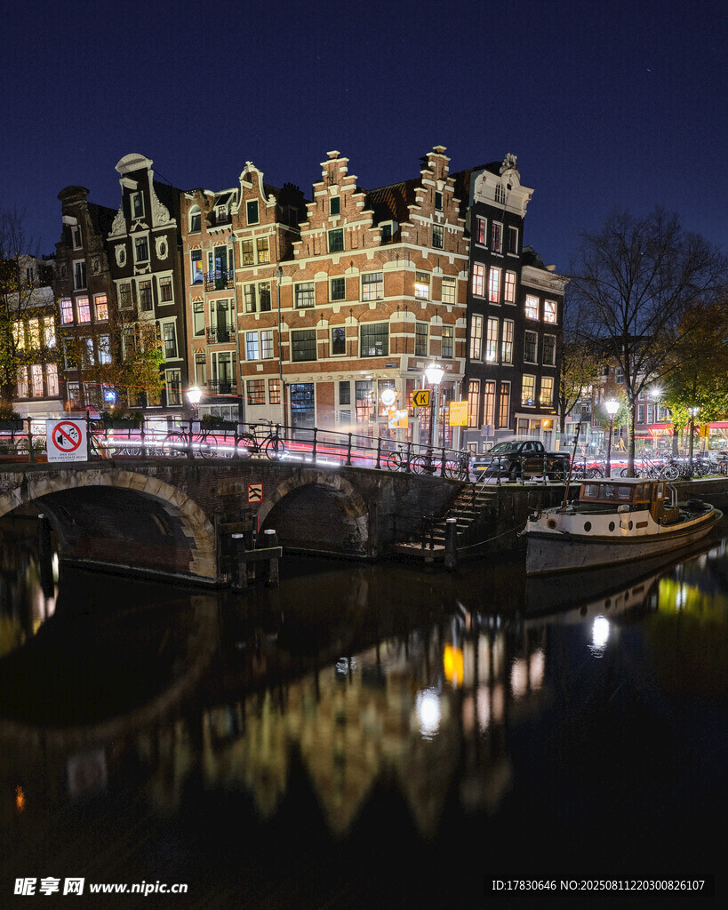 阿姆斯特丹夜景河畔建筑