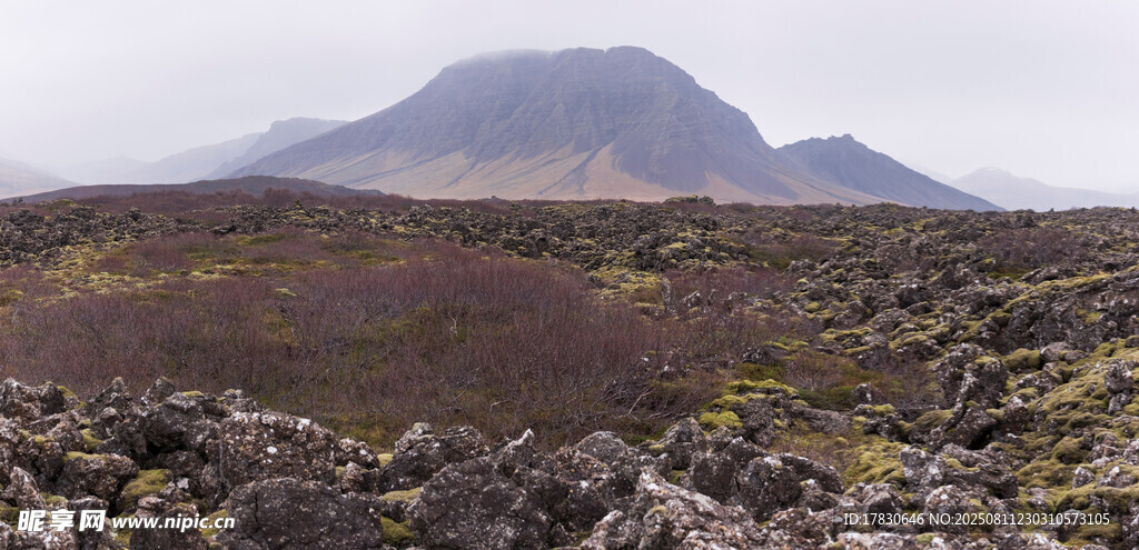 荒野中的巍峨山峦