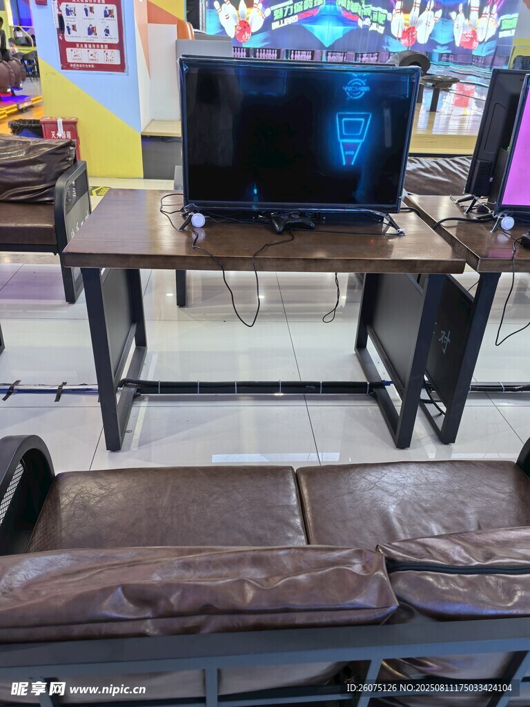 复古风游戏机与皮质沙发