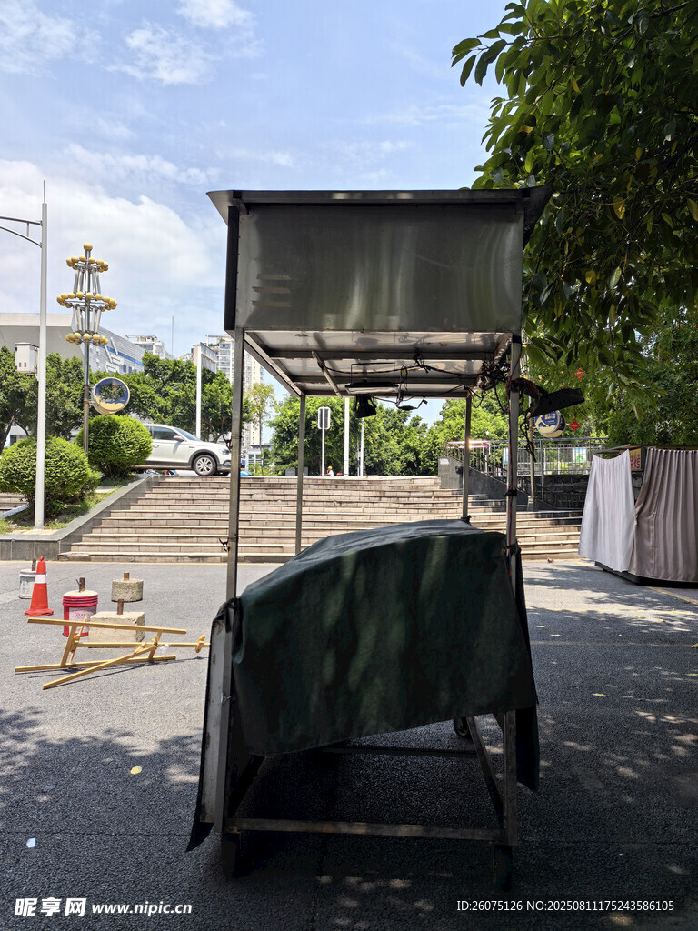 户外废弃不锈钢小吃车