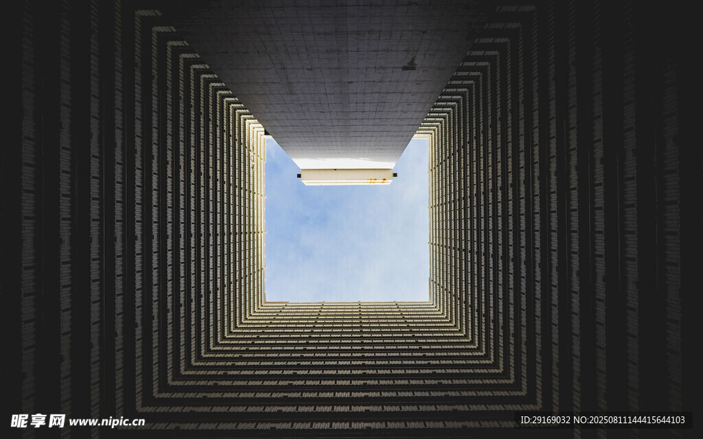 通往光明的深邃通道