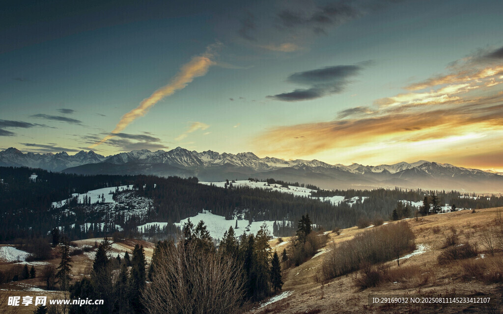 山间暮色雪景壮丽风光