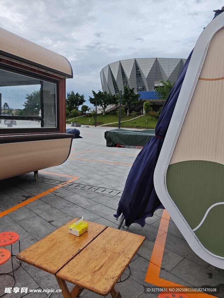 户外露营场景中的休闲装备