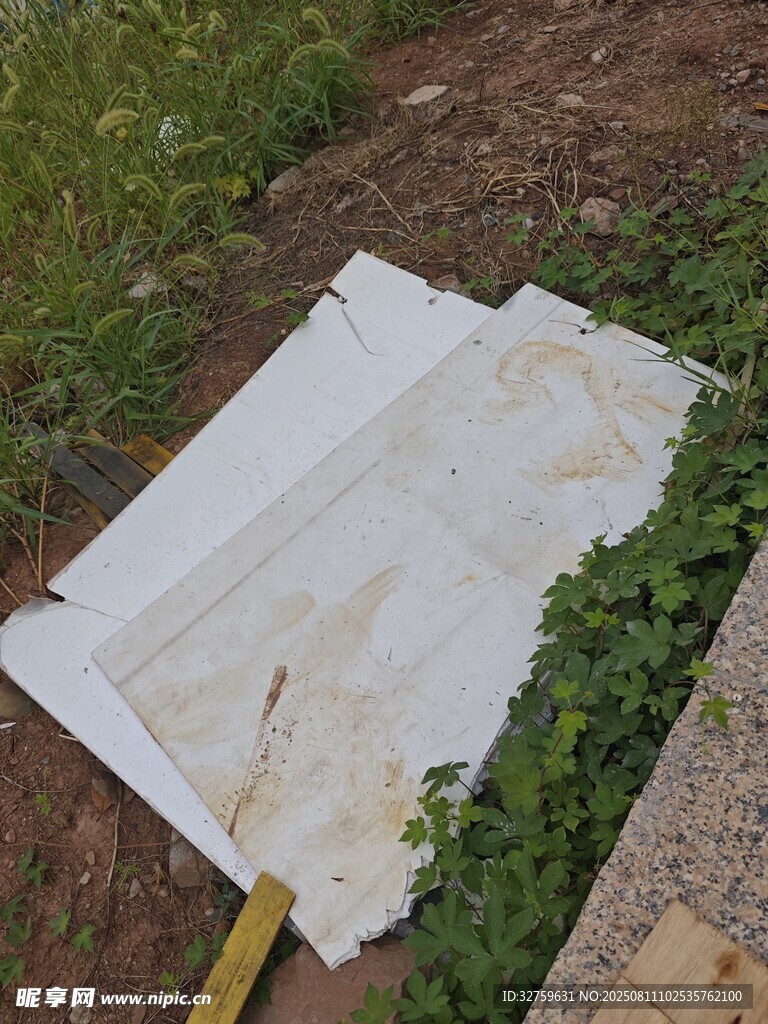 破损白色板材置于户外