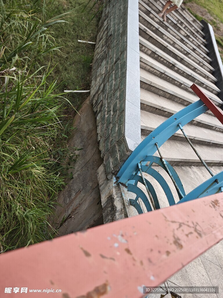 屋顶边缘与周边绿植景象