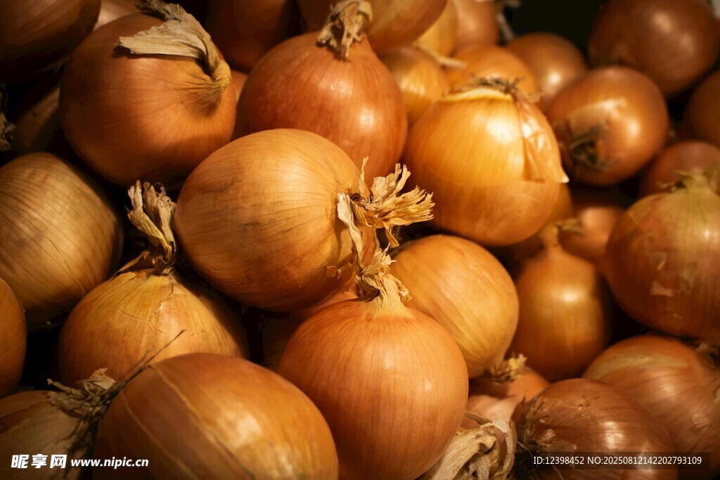 一堆新鲜的洋葱