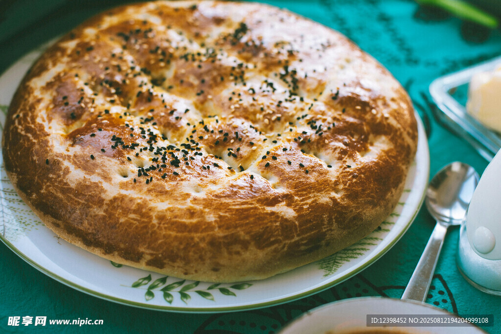 美味烤制面包置于盘中