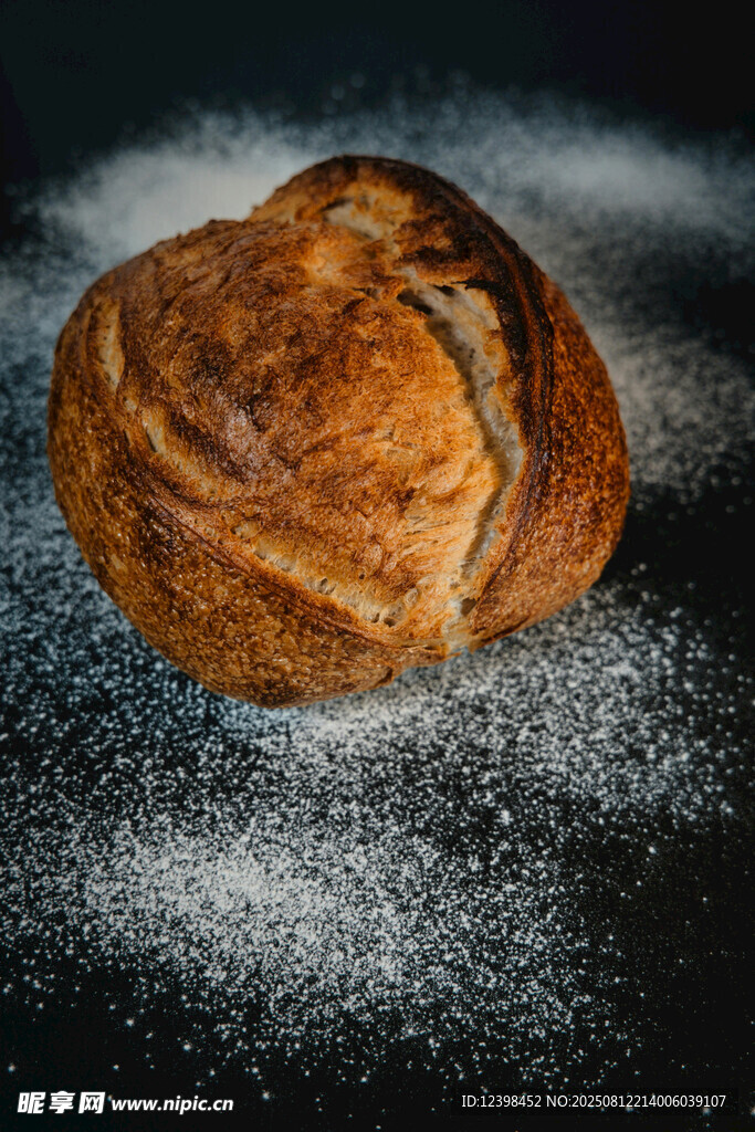 撒糖粉的美味面包